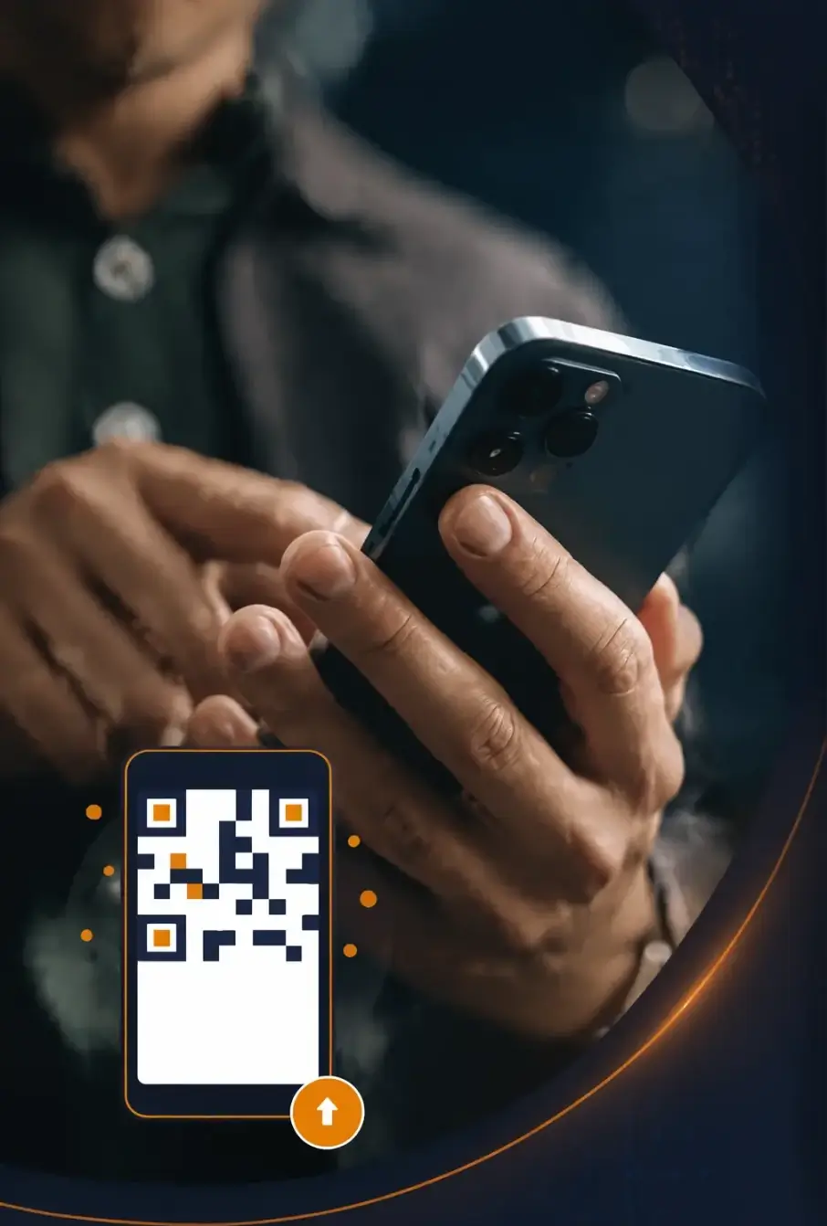 Persona accediendo mediante QR desde su dispositivo